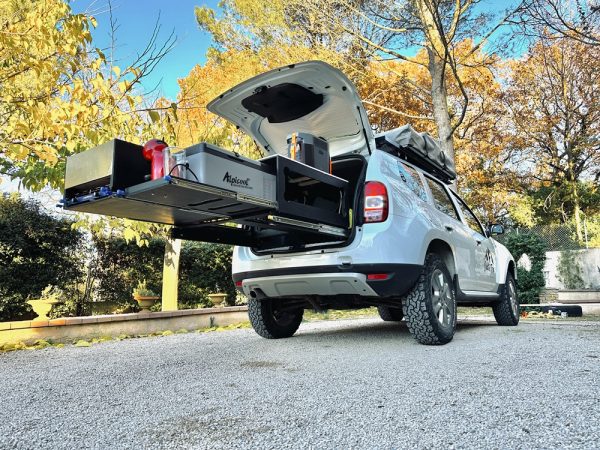 duster avec coffre aménagé pour le bivouac